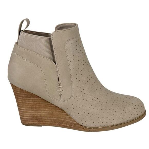 NWT DV by Dolce Vita Gerdy Wedge Bootie Boot Beige
Women's Various Sizes 3” - Picture 2 of 6